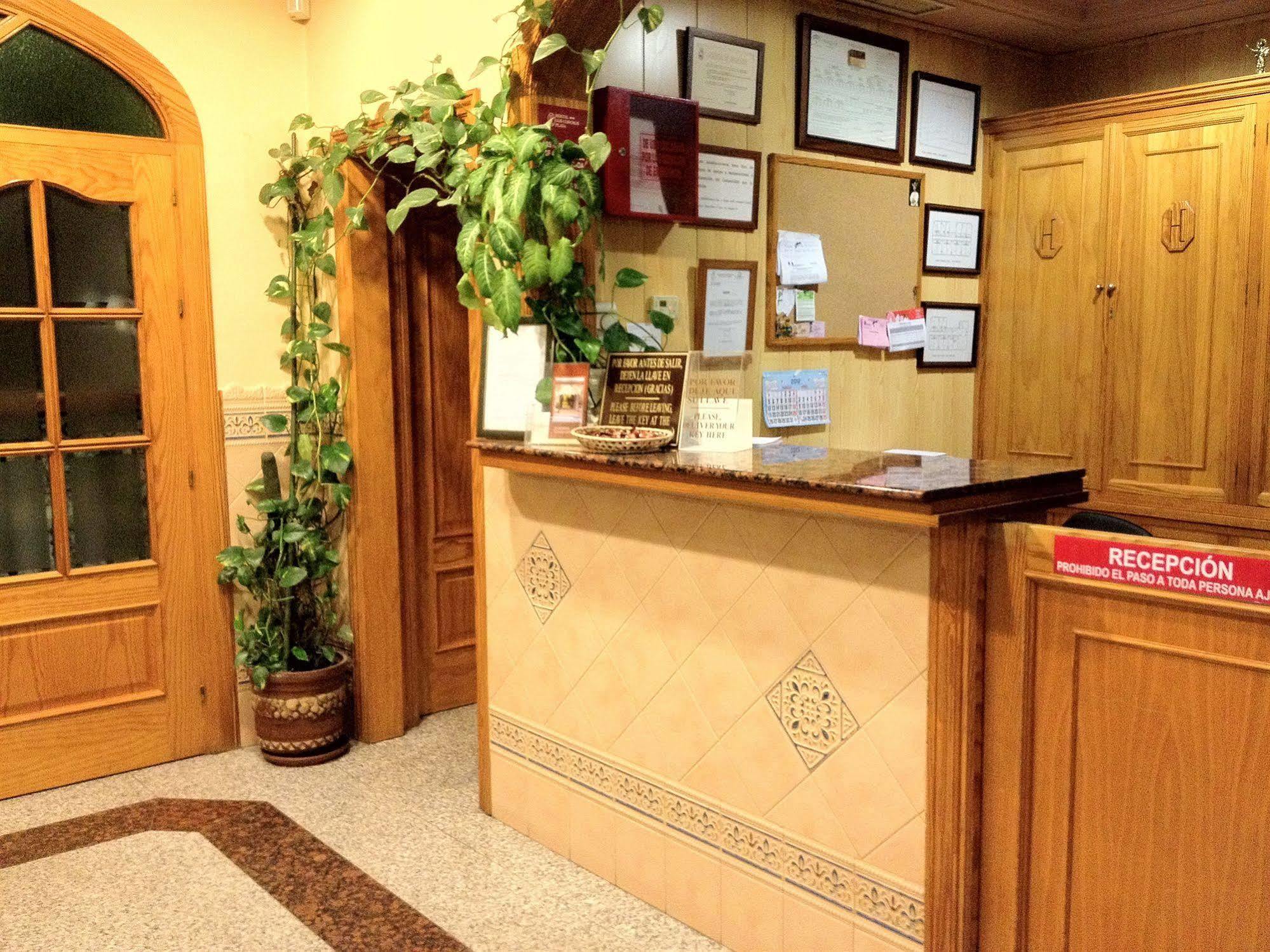 Hostal Los Corchos Fuengirola Exterior photo